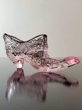 Vntg L.E. Smith Pink Daisy and Button Glass Slipper Handcrafted
